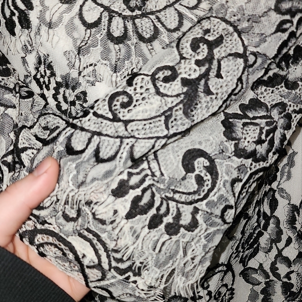 White House Black Market blouse​ - Picture 4 of 8